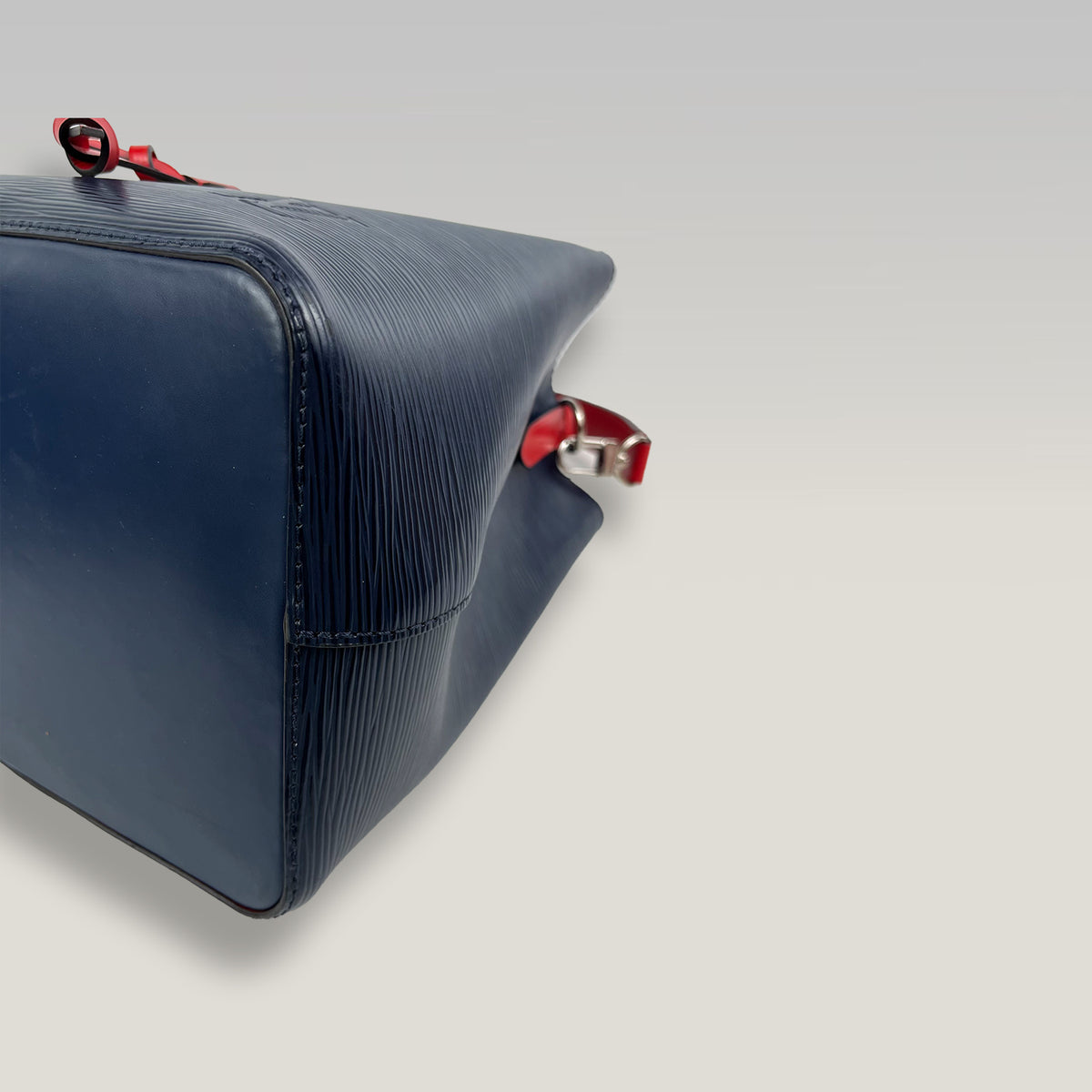 Louis Vuitton NéoNoé MM Borsa Secchiello in Pelle Epi Blu con Dettagli Rossi