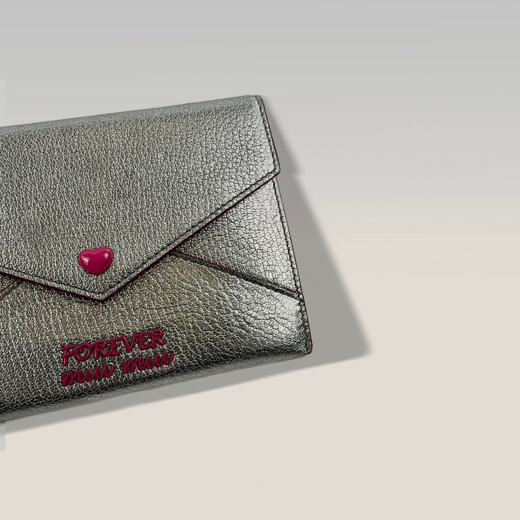 Miu Miu Portafoglio “Forever Miu Miu” Argento con cuore rosso e catena