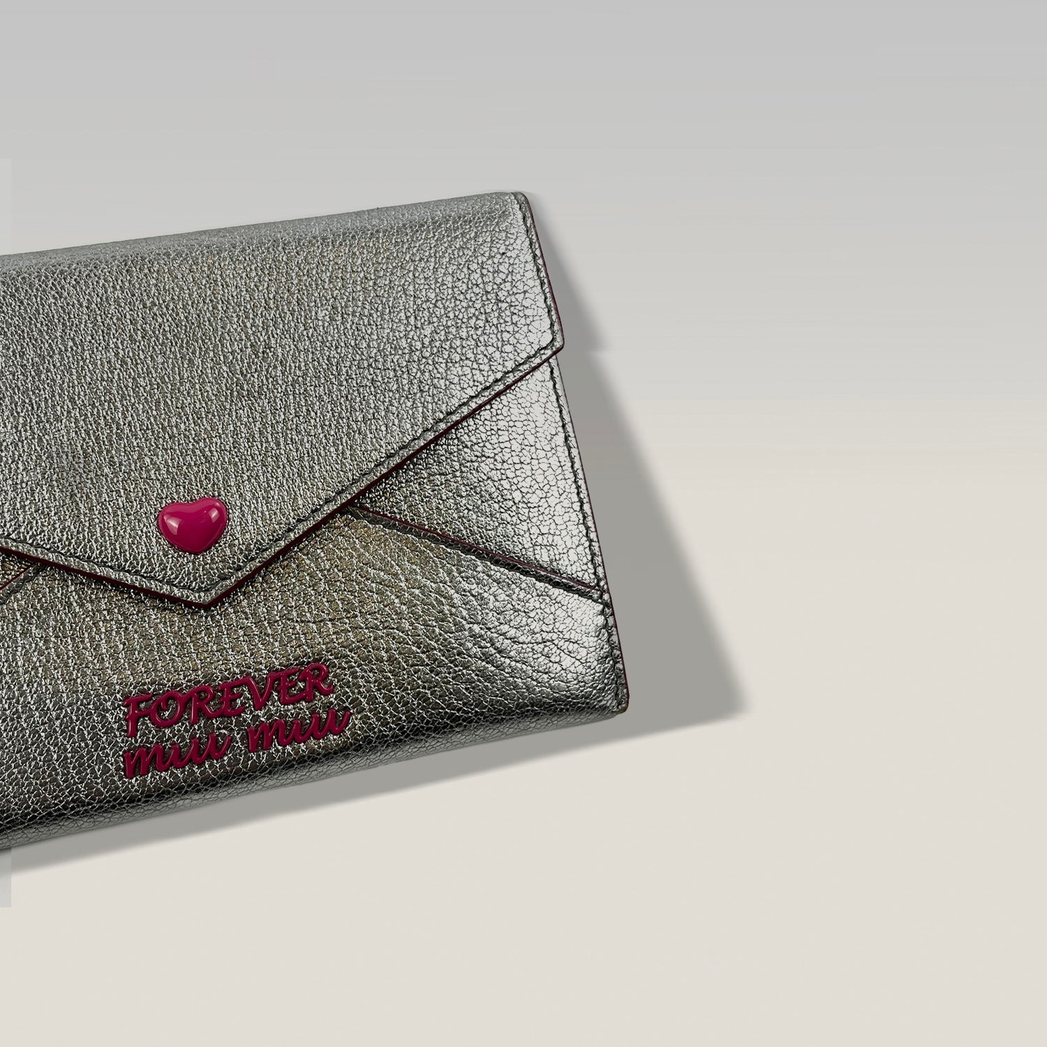 Miu Miu Portafoglio “Forever Miu Miu” Argento con cuore rosso e catena