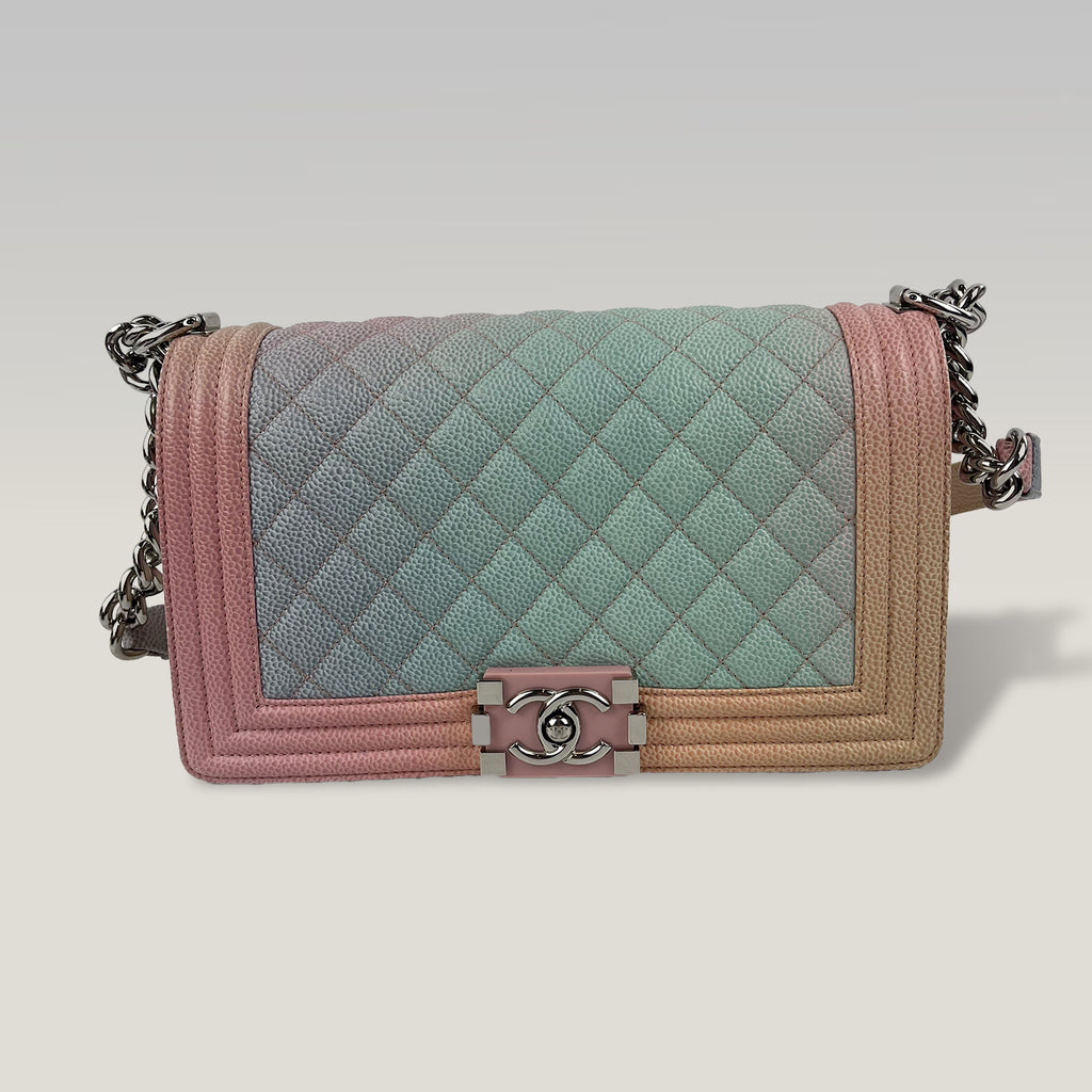 Chanel Boy Media in Pelle Caviar Multicolore Trapuntata con Logo CC e Catena – Borsa a Spalla