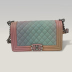 Chanel Boy Media in Pelle Caviar Multicolore Trapuntata con Logo CC e Catena – Borsa a Spalla