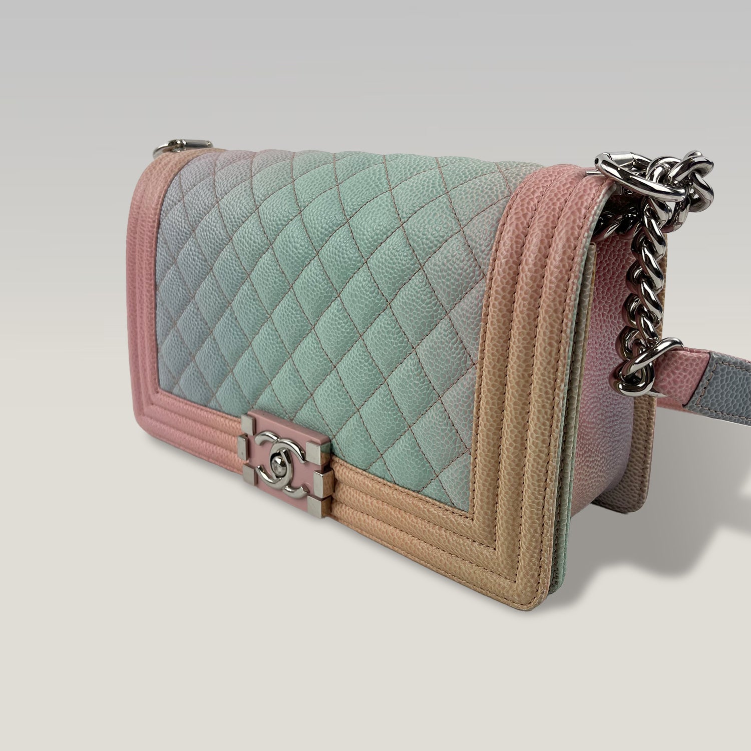 Chanel Boy Media in Pelle Caviar Multicolore Trapuntata con Logo CC e Catena – Borsa a Spalla