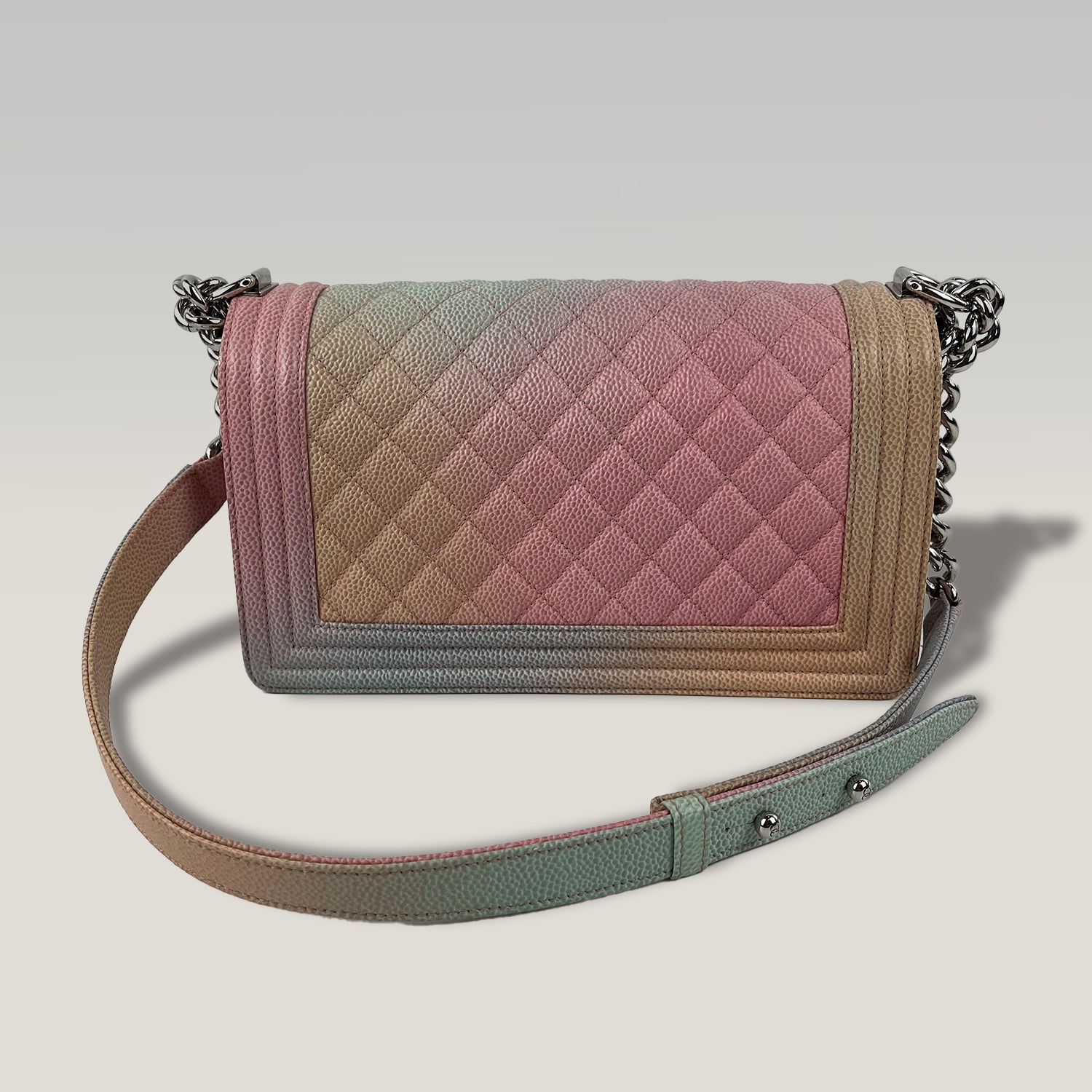 Chanel Boy Media in Pelle Caviar Multicolore Trapuntata con Logo CC e Catena – Borsa a Spalla