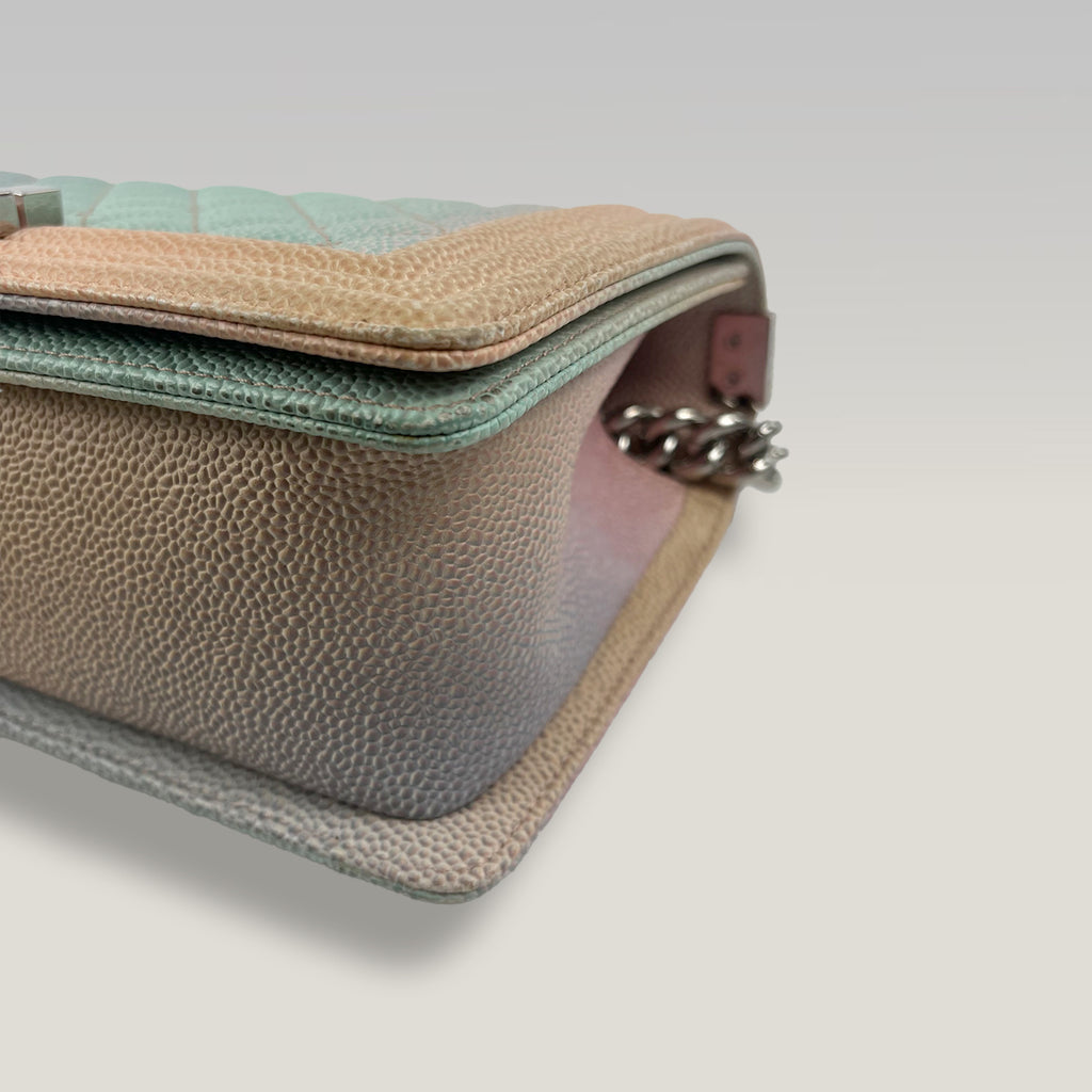 Chanel Boy Media in Pelle Caviar Multicolore Trapuntata con Logo CC e Catena – Borsa a Spalla