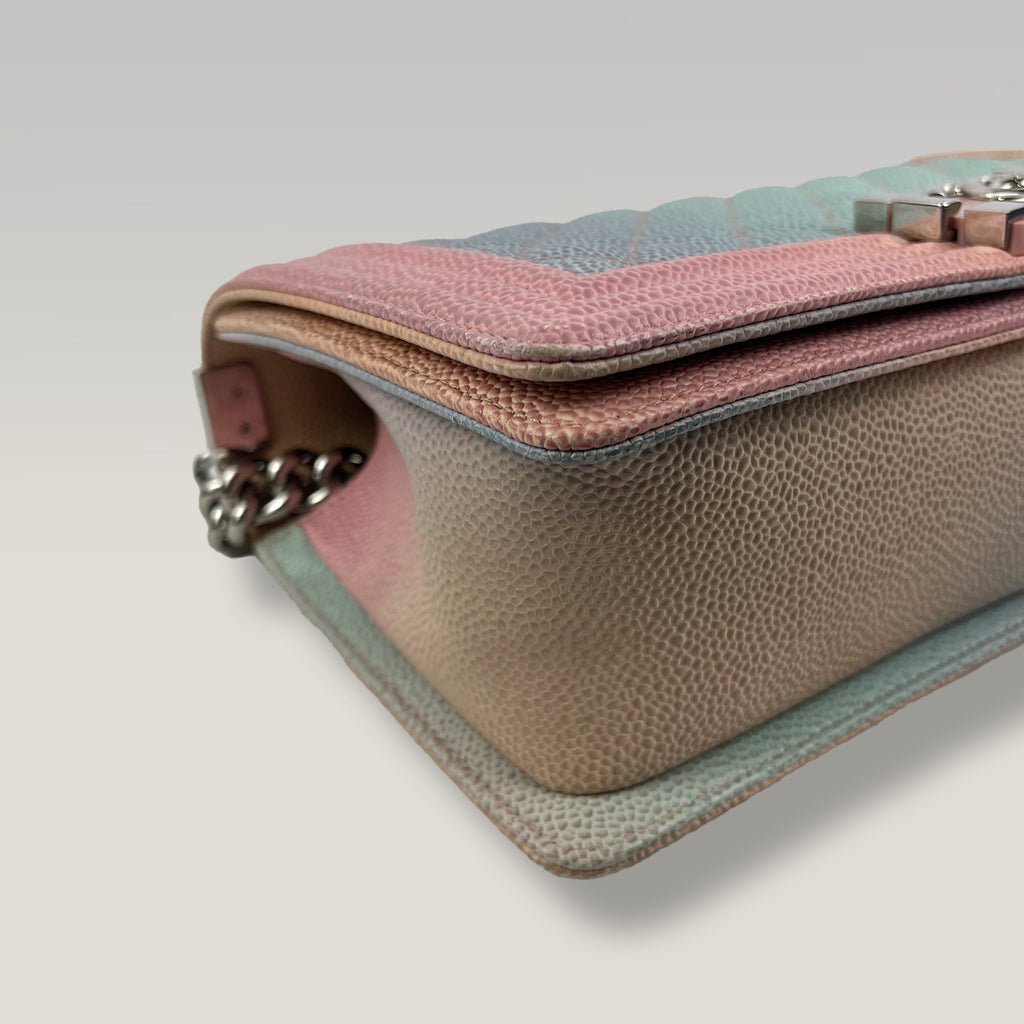 Chanel Boy Media in Pelle Caviar Multicolore Trapuntata con Logo CC e Catena – Borsa a Spalla