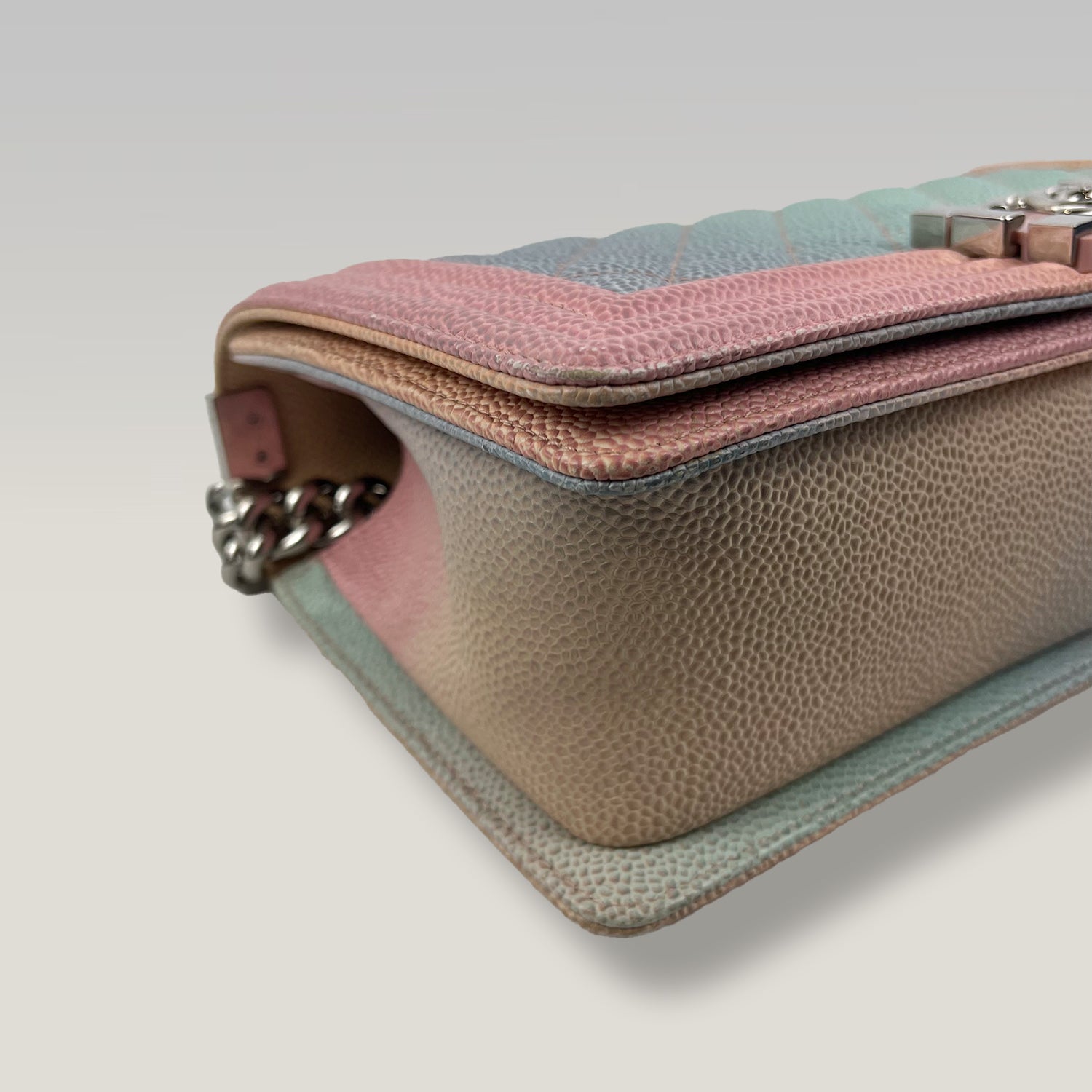 Chanel Boy Media in Pelle Caviar Multicolore Trapuntata con Logo CC e Catena – Borsa a Spalla