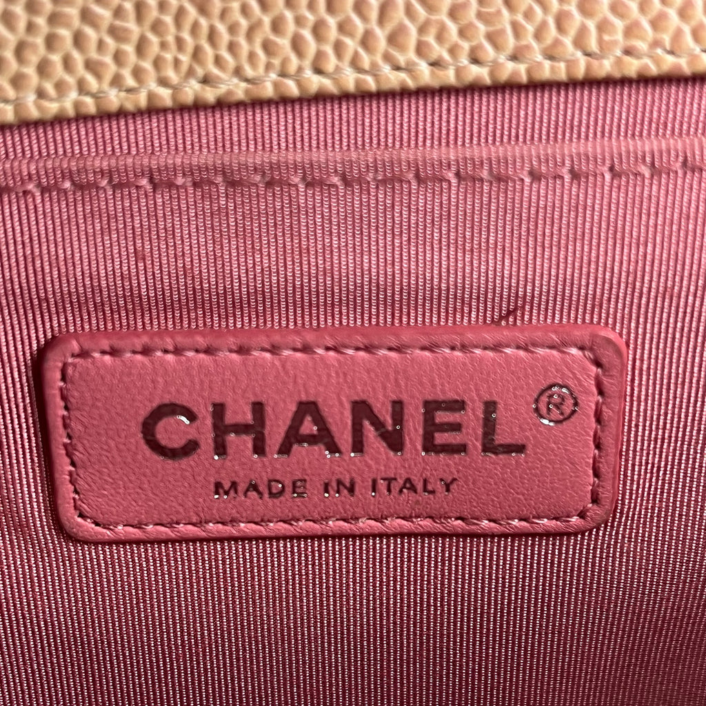 Chanel Boy Media in Pelle Caviar Multicolore Trapuntata con Logo CC e Catena – Borsa a Spalla