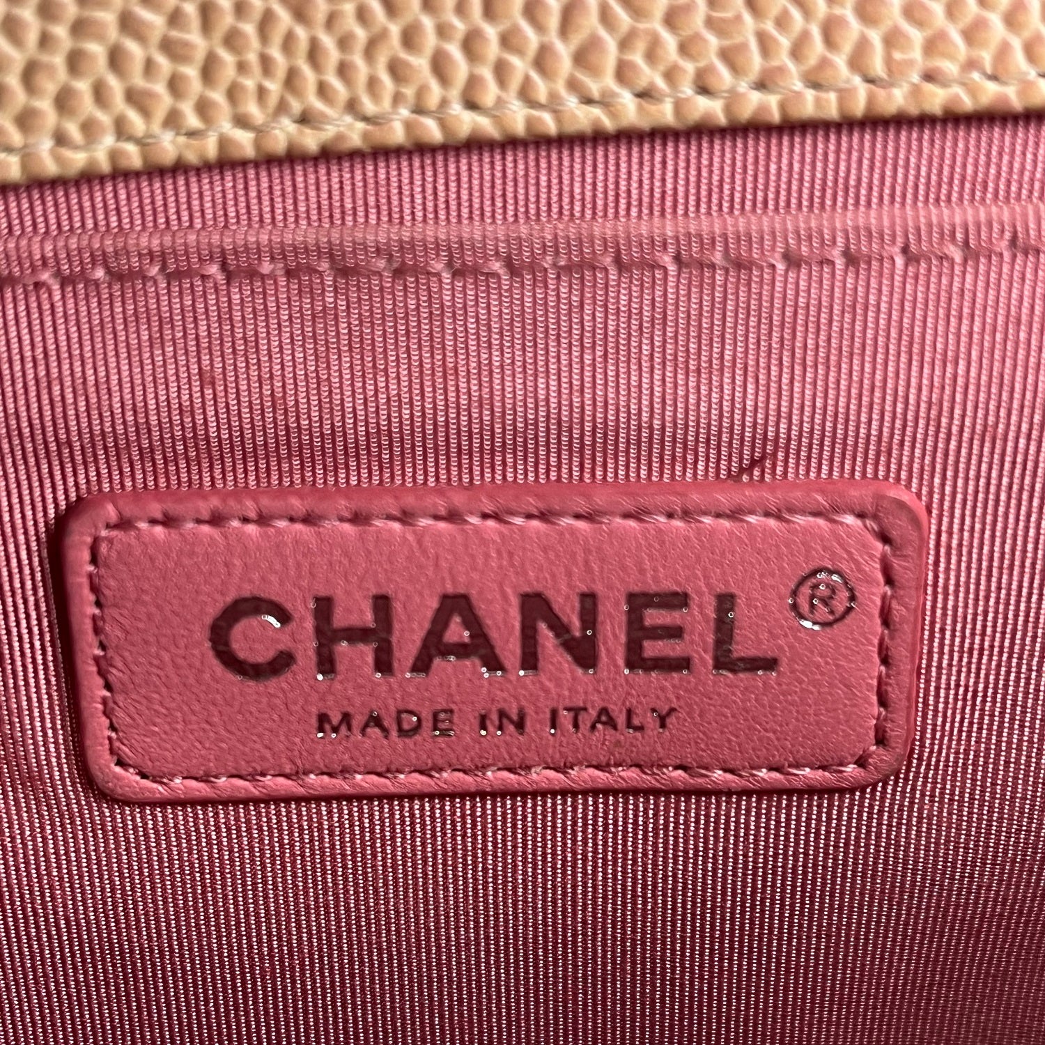 Chanel Boy Media in Pelle Caviar Multicolore Trapuntata con Logo CC e Catena – Borsa a Spalla