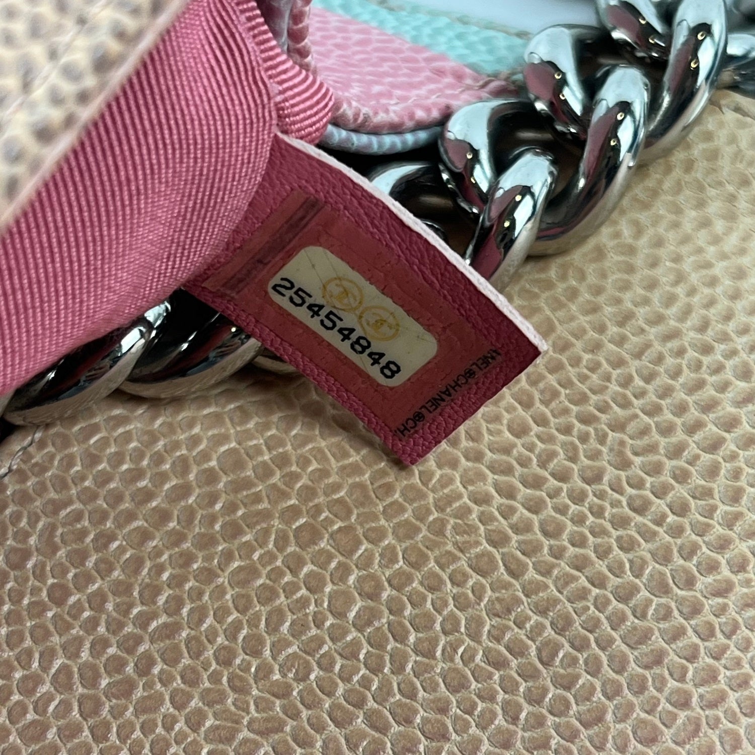 Chanel Boy Media in Pelle Caviar Multicolore Trapuntata con Logo CC e Catena – Borsa a Spalla