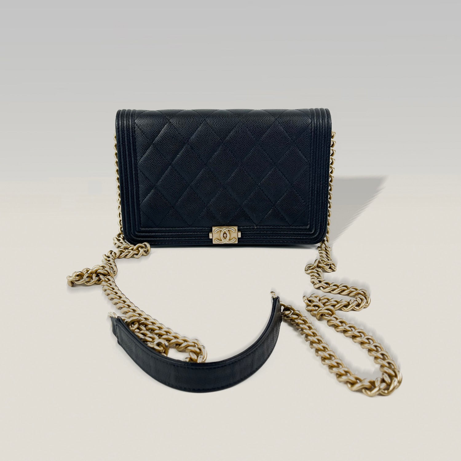 CHANEL WOC in pelle caviar nera con hardware dorato