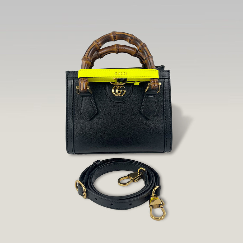 Gucci Diana Mini in Pelle Nera con Manici in Bambù e Fasce Gialle – Borsa a Mano e a Tracolla