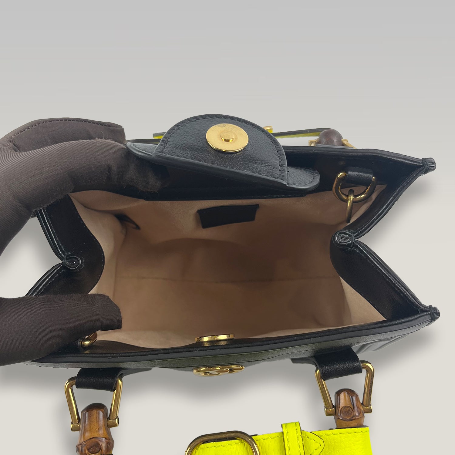 Gucci Diana Mini in Pelle Nera con Manici in Bambù e Fasce Gialle – Borsa a Mano e a Tracolla