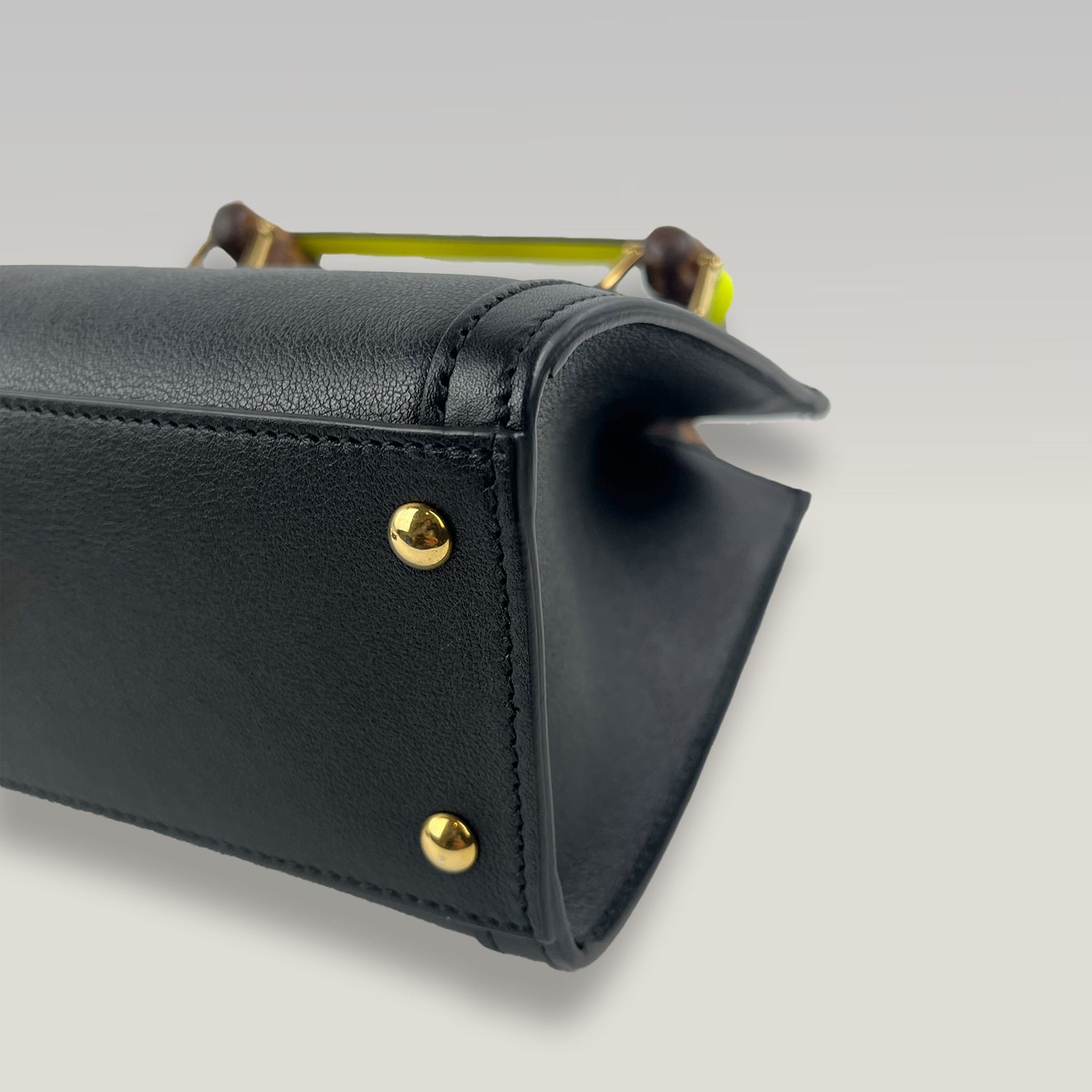 Gucci Diana Mini in Pelle Nera con Manici in Bambù e Fasce Gialle – Borsa a Mano e a Tracolla