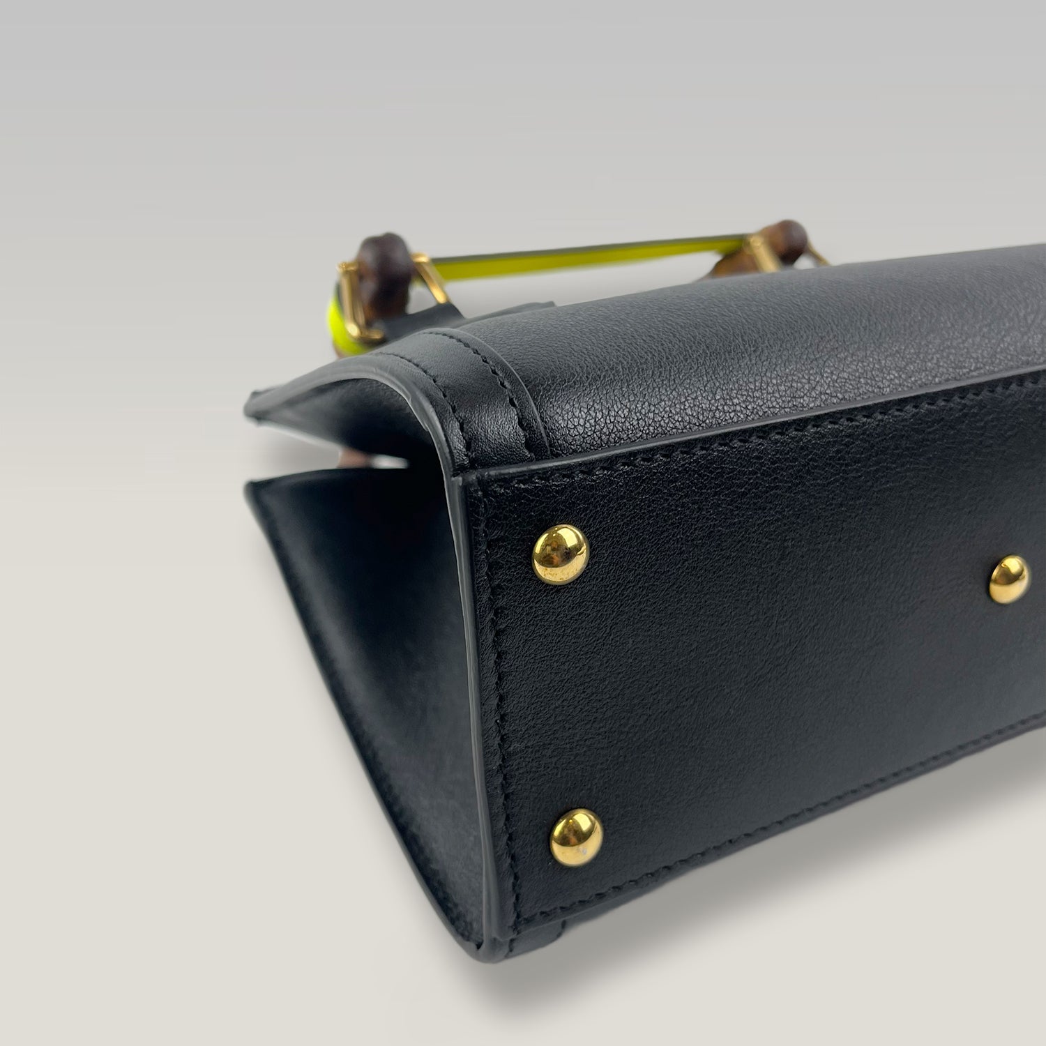 Gucci Diana Mini in Pelle Nera con Manici in Bambù e Fasce Gialle – Borsa a Mano e a Tracolla