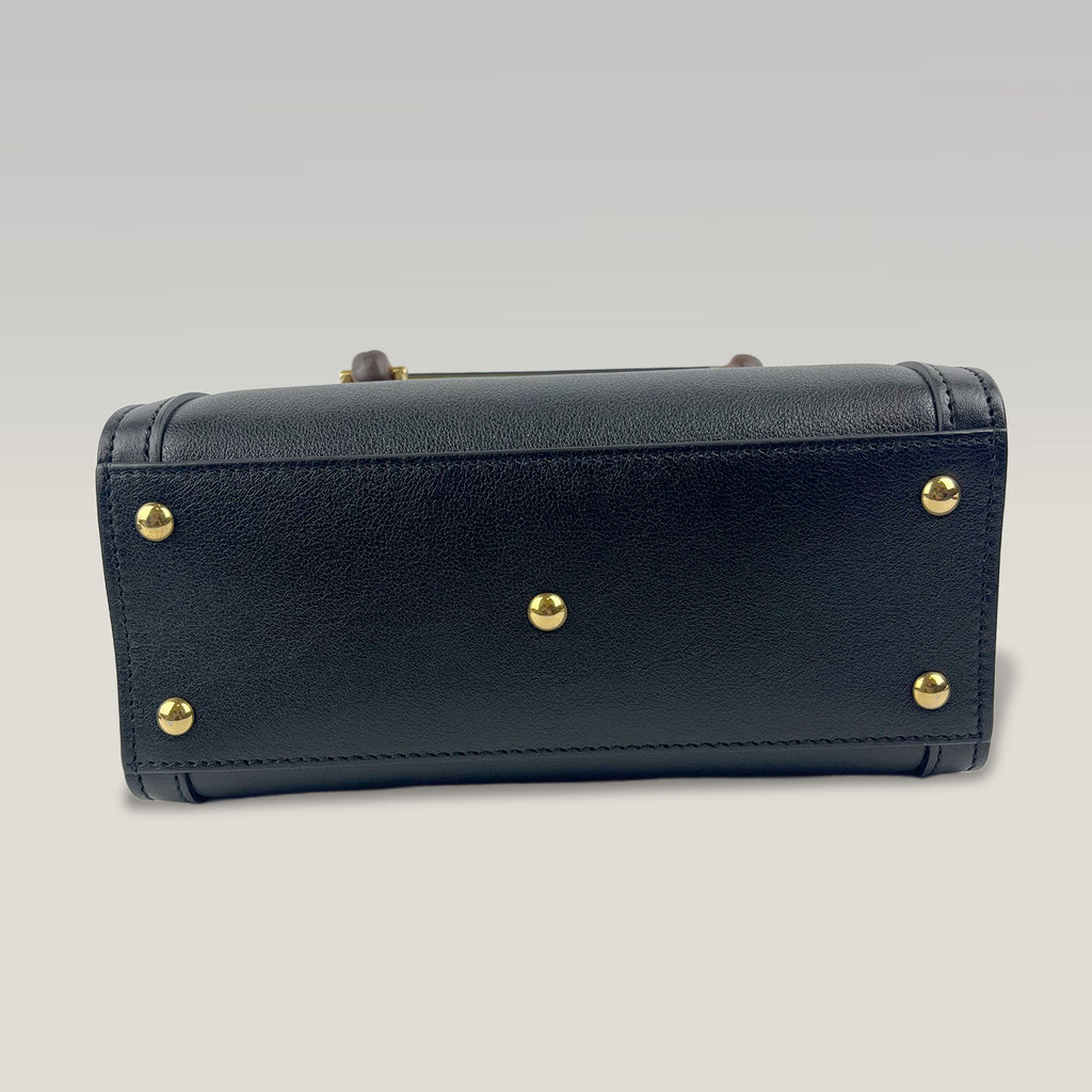 Gucci Diana Mini in Pelle Nera con Manici in Bambù e Fasce Gialle – Borsa a Mano e a Tracolla