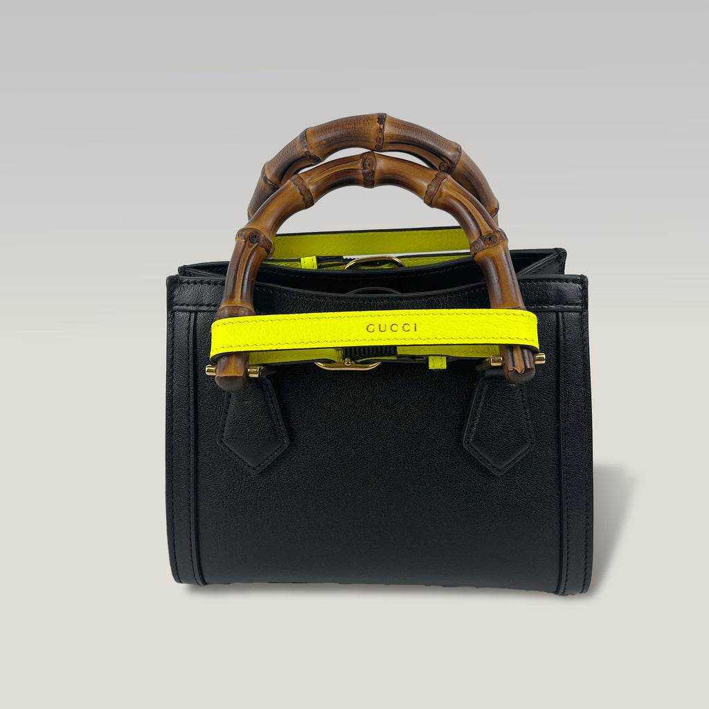 Gucci Diana Mini in Pelle Nera con Manici in Bambù e Fasce Gialle – Borsa a Mano e a Tracolla