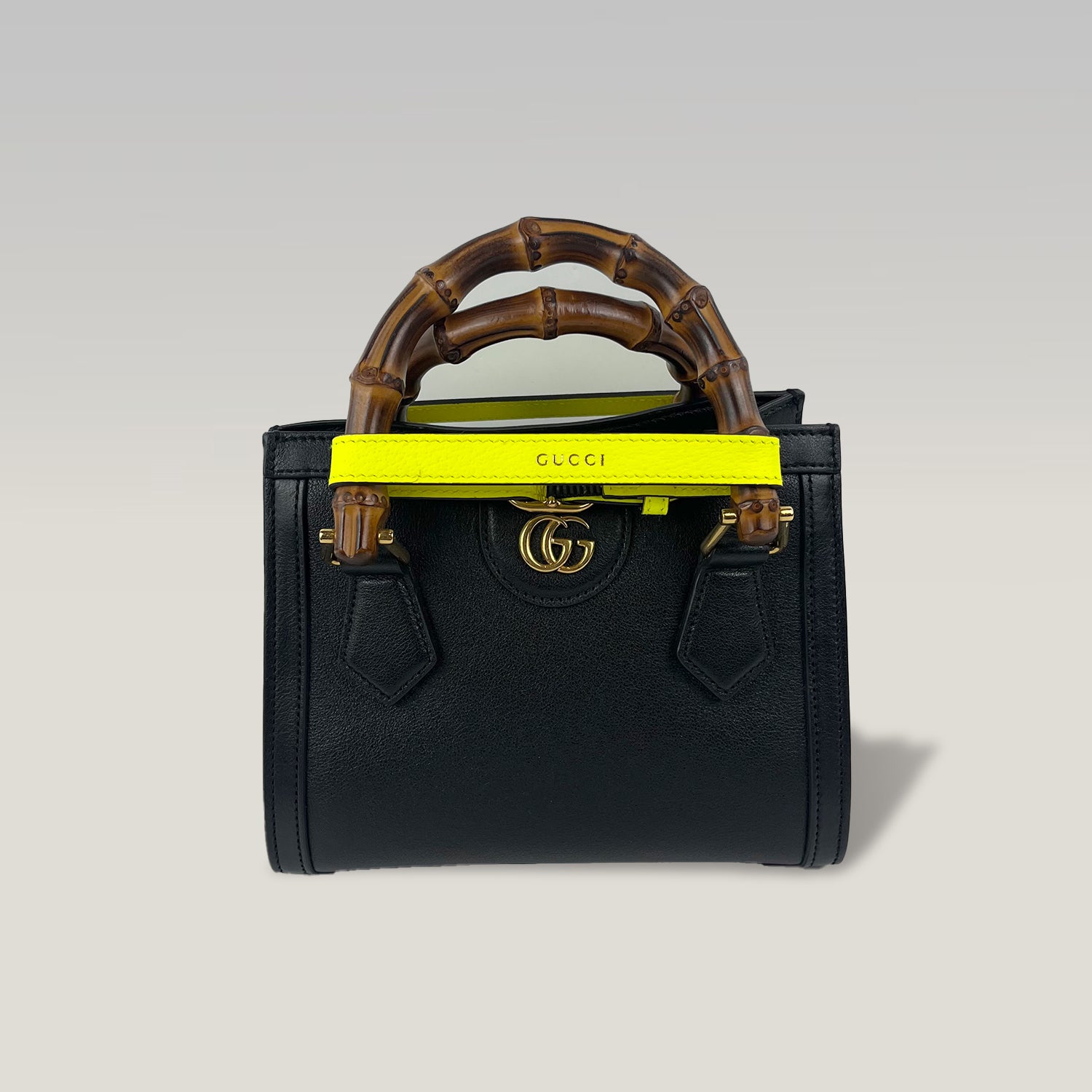 Gucci Diana Mini in Pelle Nera con Manici in Bambù e Fasce Gialle – Borsa a Mano e a Tracolla