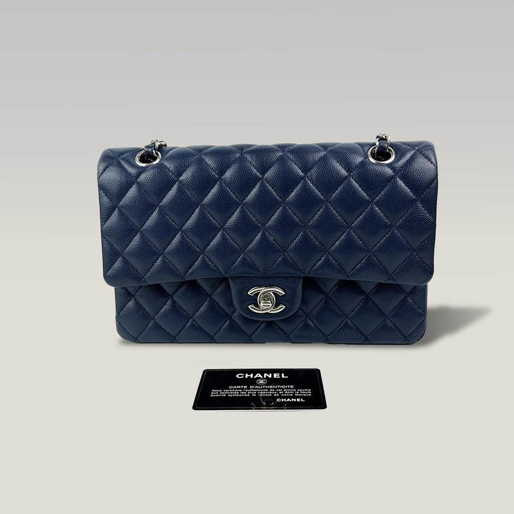Chanel Classic Flap Medium Blu Navy in Pelle Caviar Trapuntata con Chiusura CC Argentata