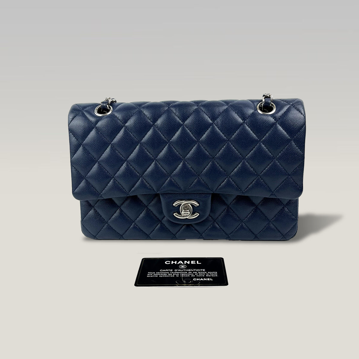 Chanel Classic Flap Medium Blu Navy in Pelle Caviar Trapuntata con Chiusura CC Argentata