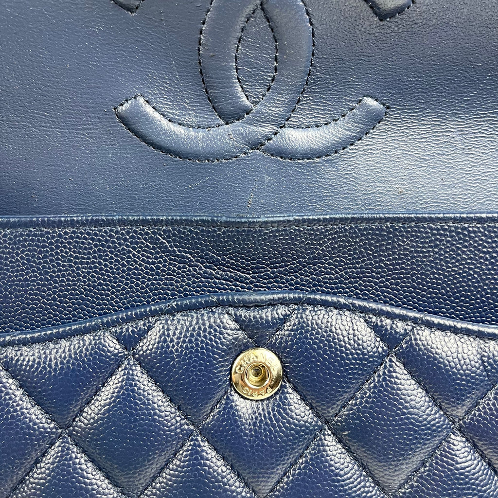 Chanel Classic Flap Medium Blu Navy in Pelle Caviar Trapuntata con Chiusura CC Argentata