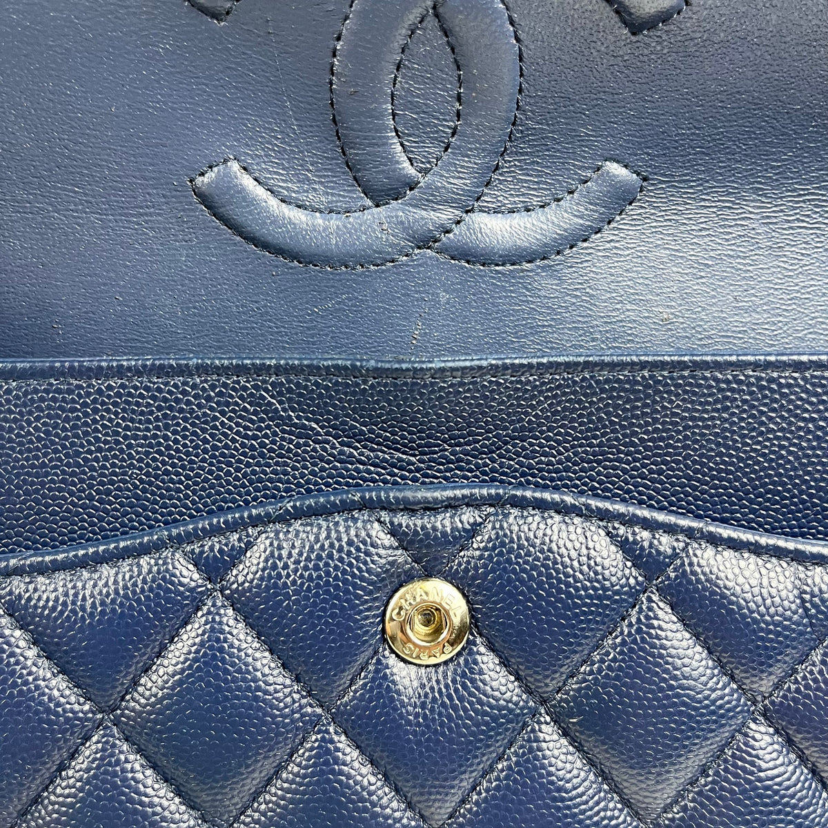 Chanel Classic Flap Medium Blu Navy in Pelle Caviar Trapuntata con Chiusura CC Argentata