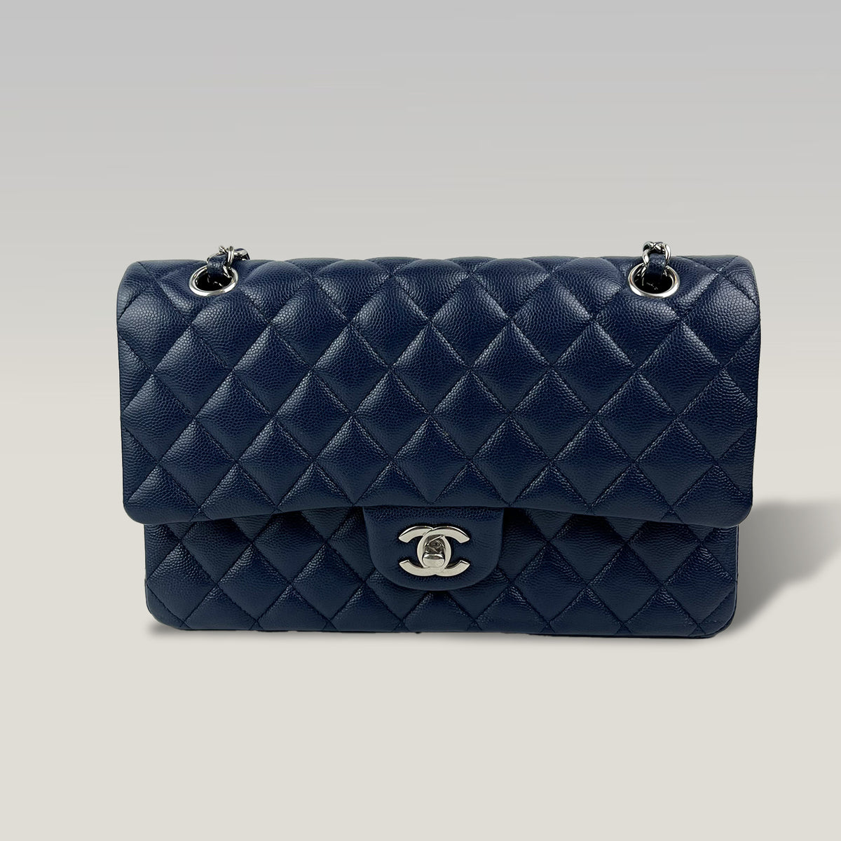 Chanel Classic Flap Medium Blu Navy in Pelle Caviar Trapuntata con Chiusura CC Argentata