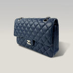 Chanel Classic Flap Medium Blu Navy in Pelle Caviar Trapuntata con Chiusura CC Argentata