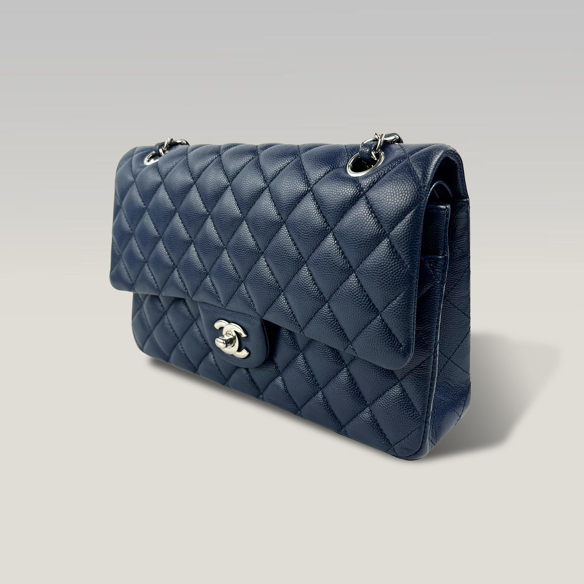 Chanel Classic Flap Medium Blu Navy in Pelle Caviar Trapuntata con Chiusura CC Argentata