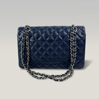 Chanel Classic Flap Medium Blu Navy in Pelle Caviar Trapuntata con Chiusura CC Argentata