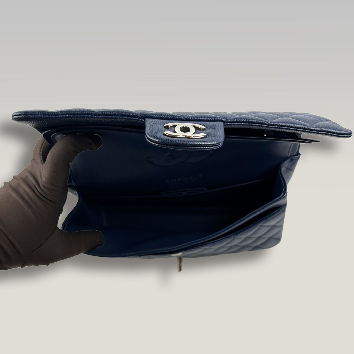 Chanel Classic Flap Medium Blu Navy in Pelle Caviar Trapuntata con Chiusura CC Argentata