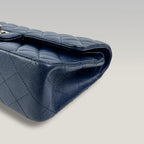 Chanel Classic Flap Medium Blu Navy in Pelle Caviar Trapuntata con Chiusura CC Argentata