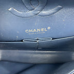 Chanel Classic Flap Medium Blu Navy in Pelle Caviar Trapuntata con Chiusura CC Argentata