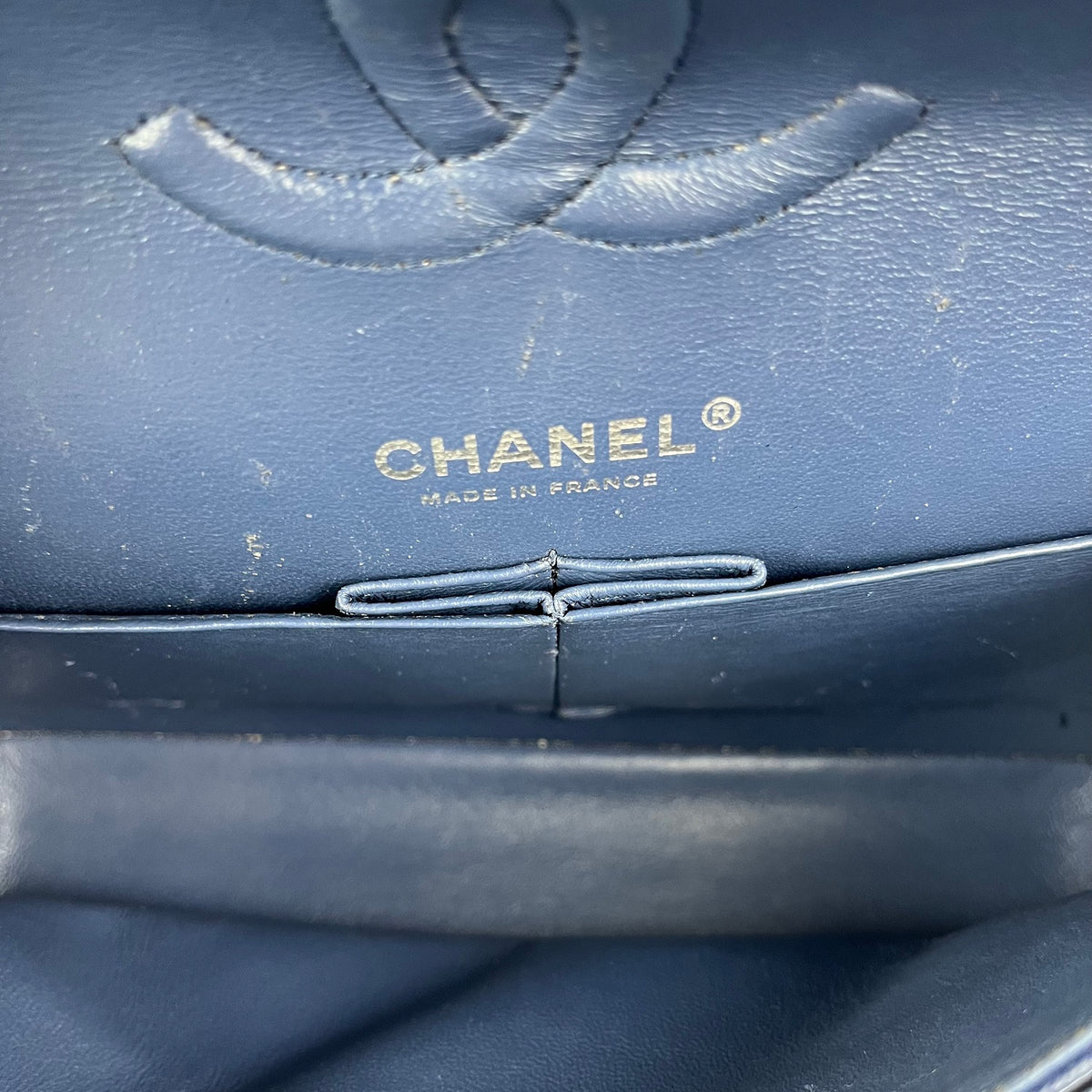 Chanel Classic Flap Medium Blu Navy in Pelle Caviar Trapuntata con Chiusura CC Argentata