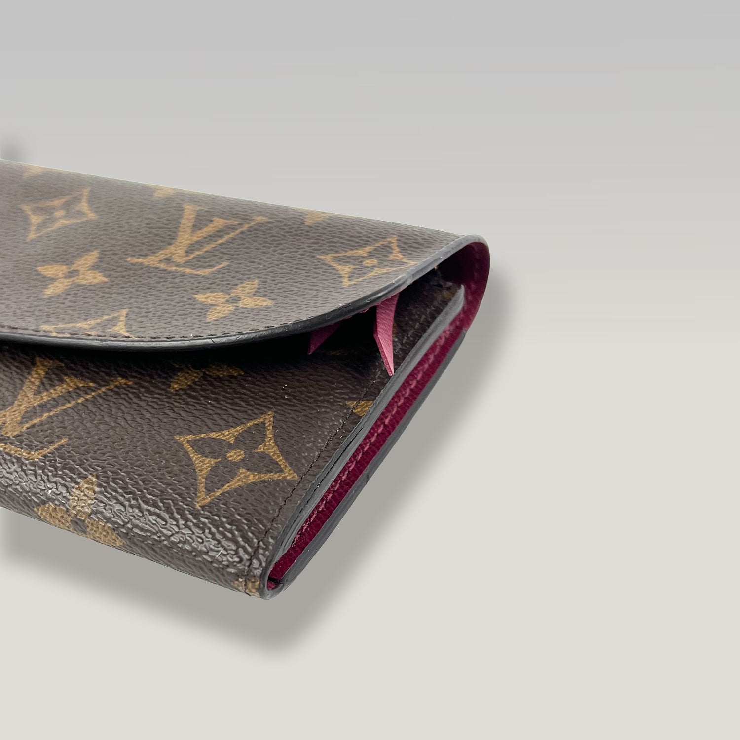 LOUIS VUITTON Portafoglio Emilie Monogram con Bottone Fucsia