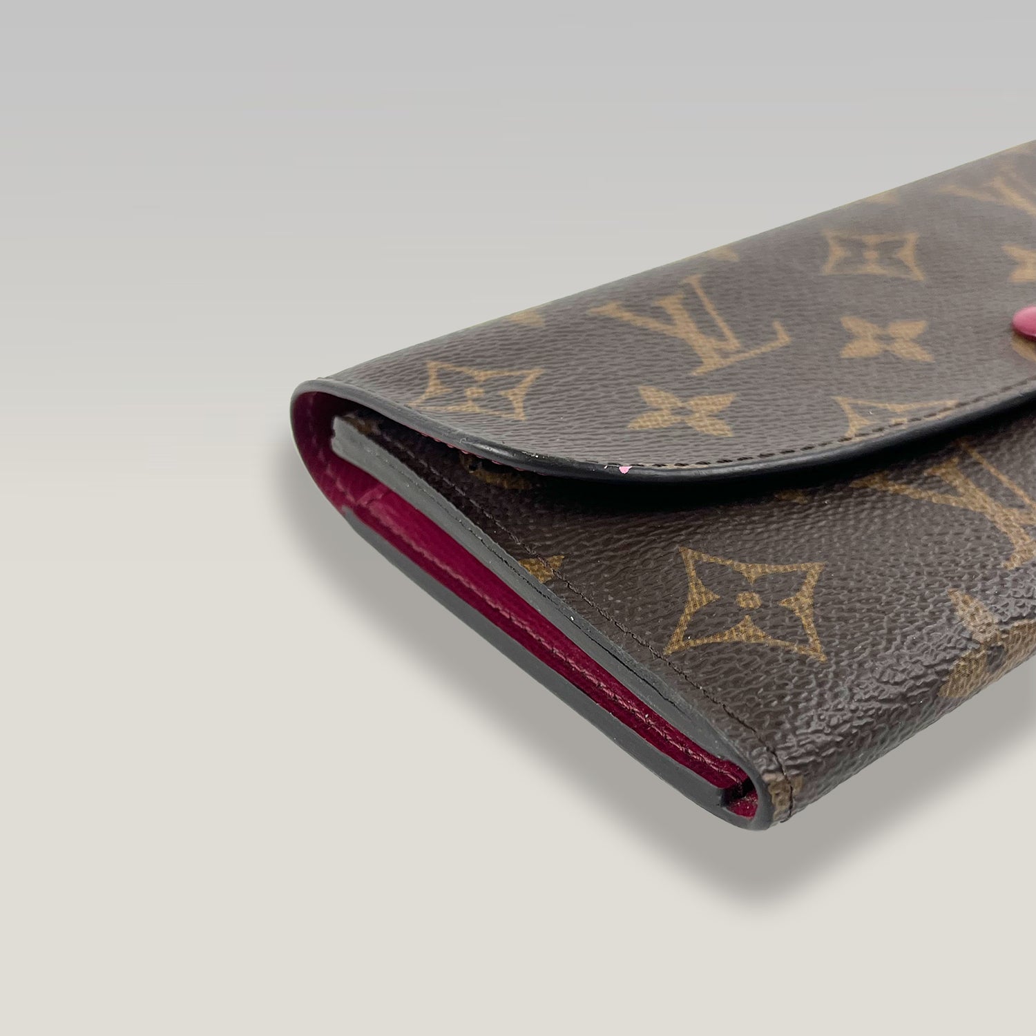 LOUIS VUITTON Portafoglio Emilie Monogram con Bottone Fucsia