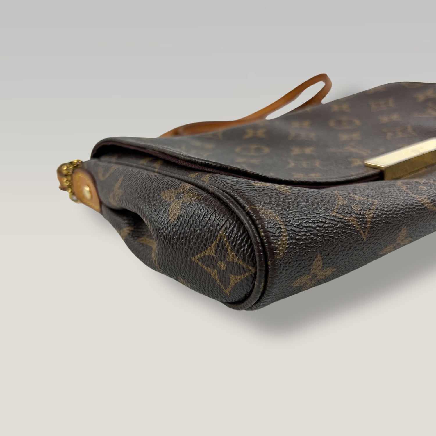 Louis Vuitton Favorite MM Monogram Canvas Shoulder Bag Marrone con Tracolla e Catena Oro 24 cm