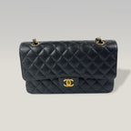 Chanel Medium Classic Flap Bag Nera in Pelle Caviar Trapuntata