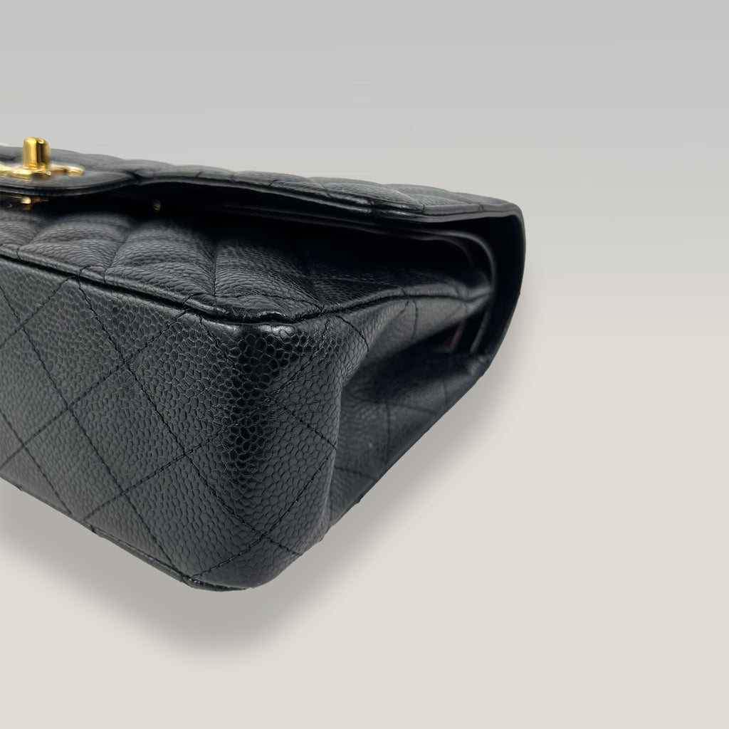 Chanel Medium Classic Flap Bag Nera in Pelle Caviar Trapuntata