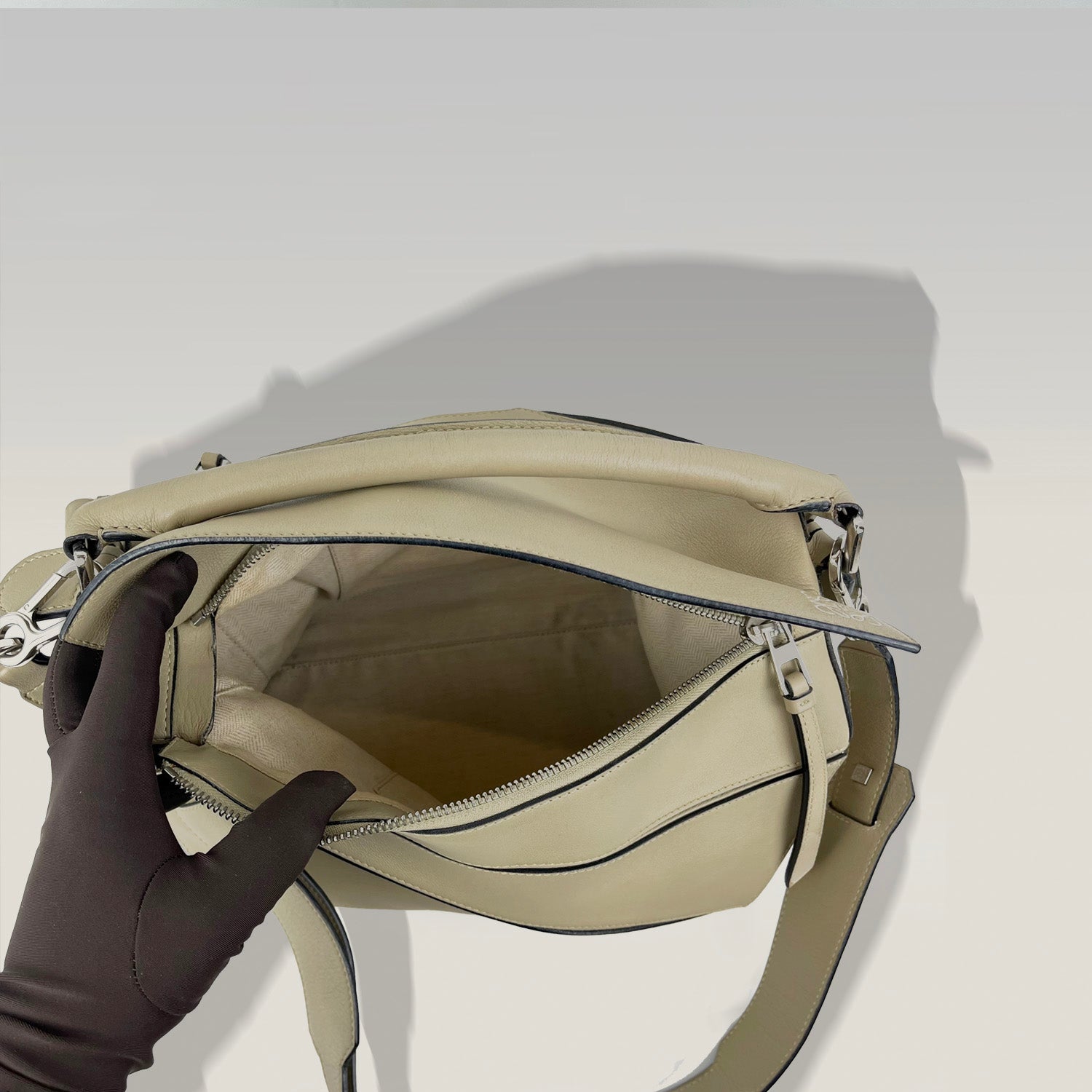 LOEWE Puzzle Bag 29 cm in Light Grey Leather – Geometric Shoulder Bag 