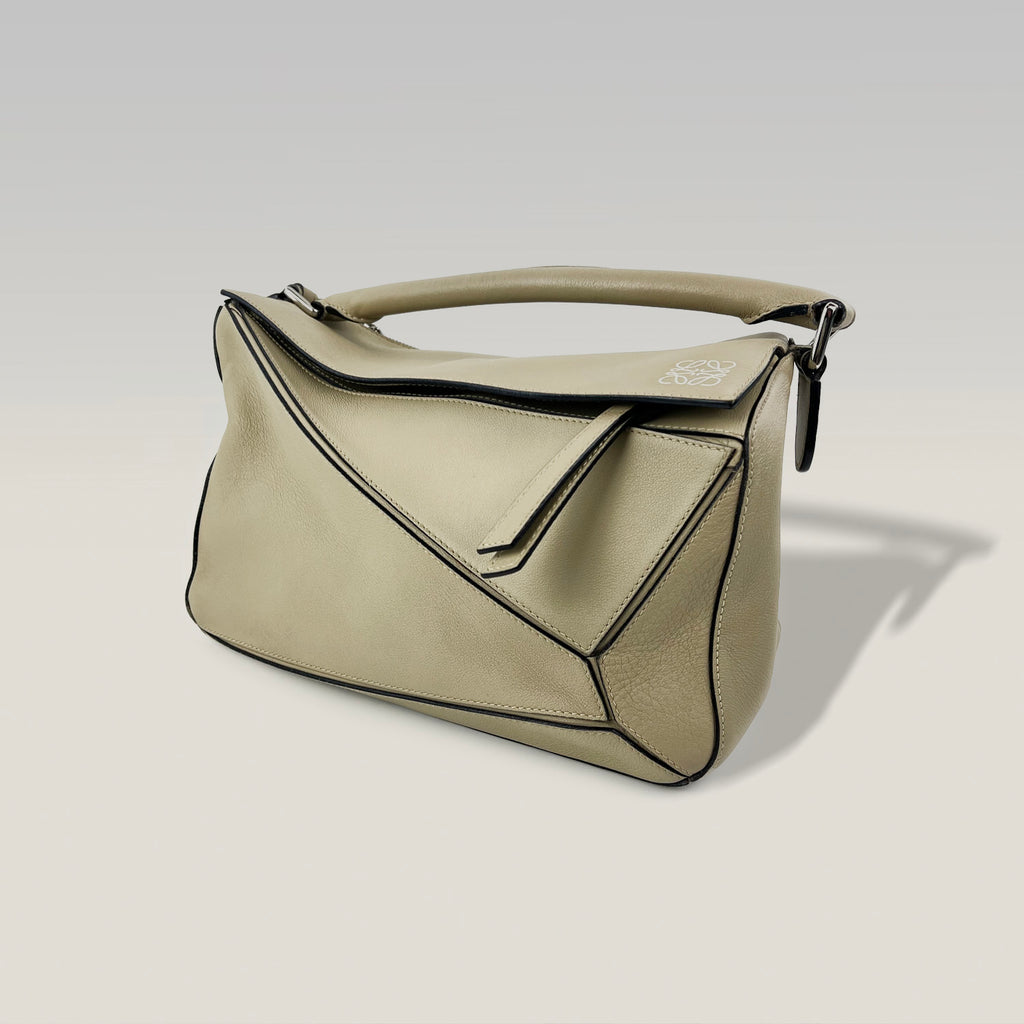 LOEWE Puzzle Bag 29 cm in Light Grey Leather – Geometric Shoulder Bag 