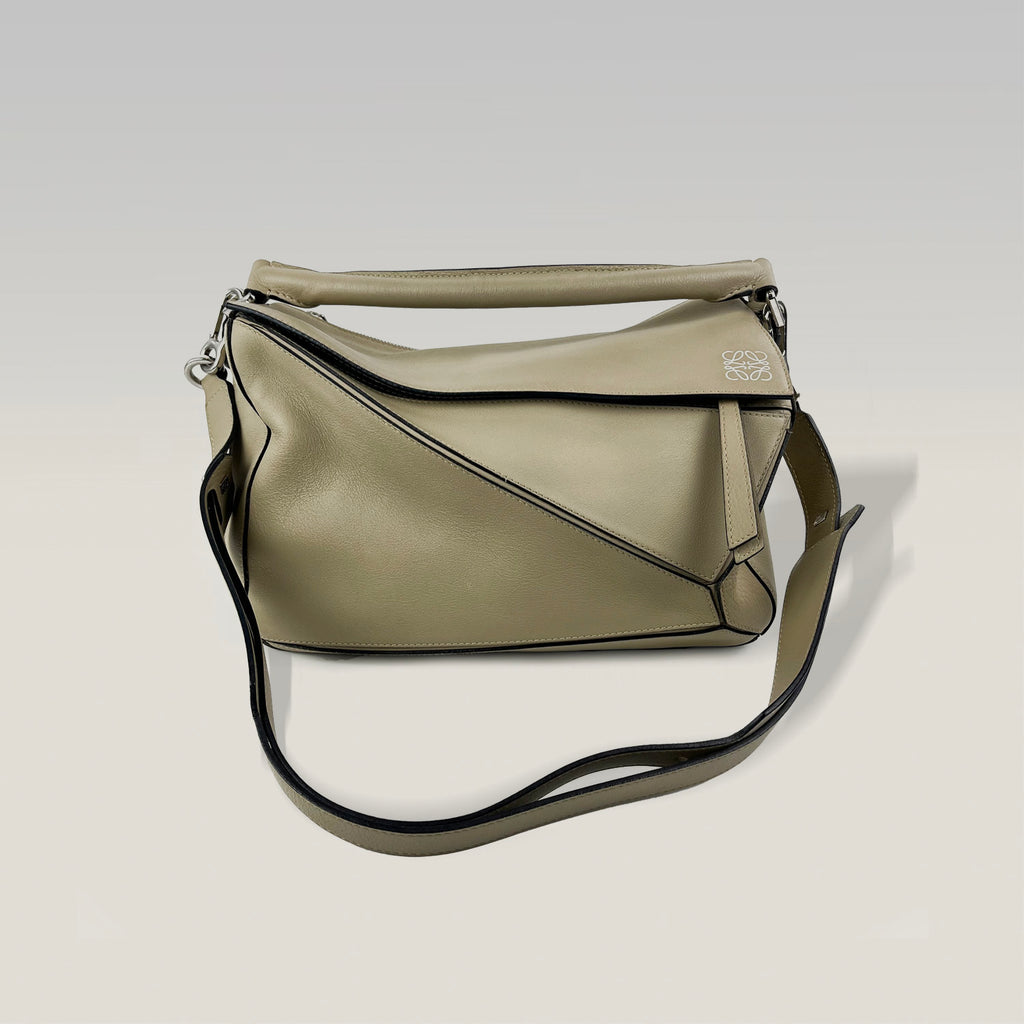 LOEWE Puzzle Bag 29 cm in Light Grey Leather – Geometric Shoulder Bag 