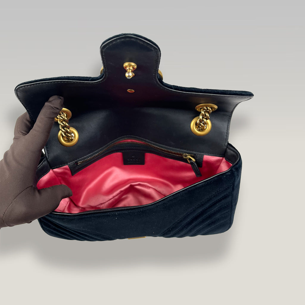 Gucci GG Marmont Flap Bag Nera in Velluto con GG Dorato