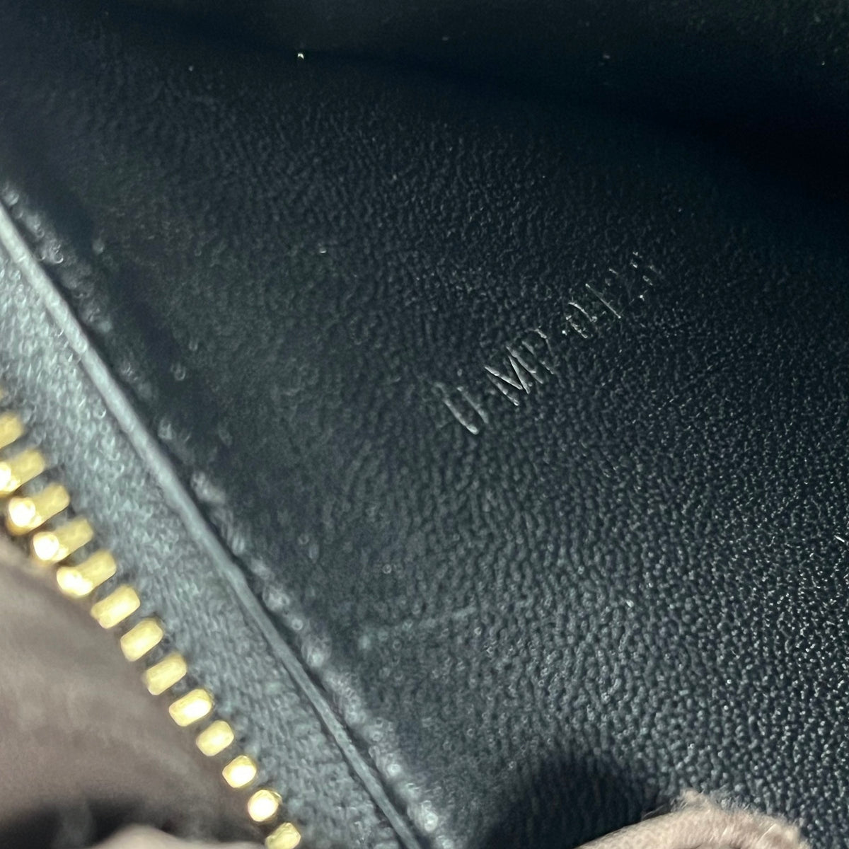 Celine Classic Box Bag Medium Nera in Pelle di Vitello con Chiusura Dorata e Tracolla Regolabile