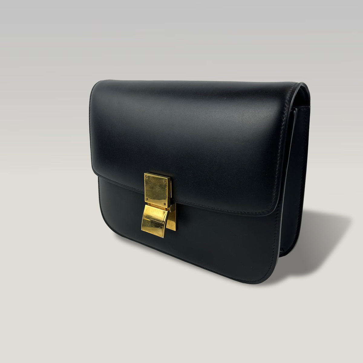 Celine Classic Box Bag Medium Nera in Pelle di Vitello con Chiusura Dorata e Tracolla Regolabile