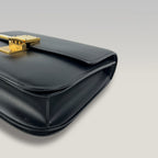 Celine Classic Box Bag Medium Nera in Pelle di Vitello con Chiusura Dorata e Tracolla Regolabile