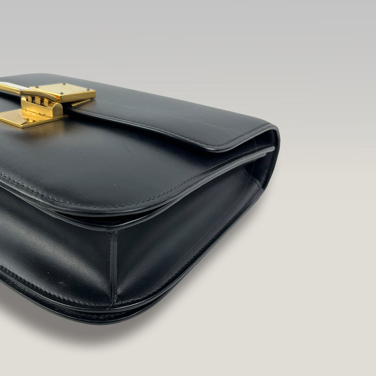 Celine Classic Box Bag Medium Nera in Pelle di Vitello con Chiusura Dorata e Tracolla Regolabile