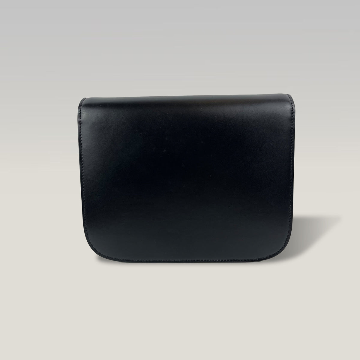 Celine Classic Box Bag Medium Nera in Pelle di Vitello con Chiusura Dorata e Tracolla Regolabile