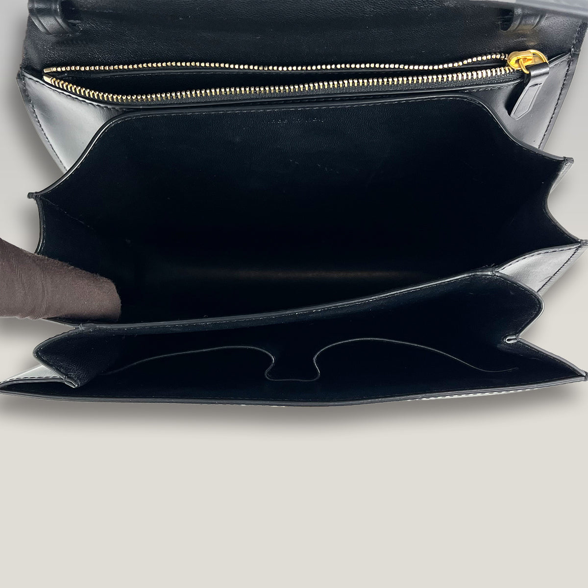 Celine Classic Box Bag Medium Nera in Pelle di Vitello con Chiusura Dorata e Tracolla Regolabile