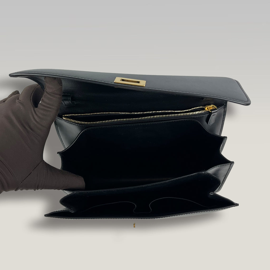 Celine Classic Box Bag Medium Nera in Pelle di Vitello con Chiusura Dorata e Tracolla Regolabile