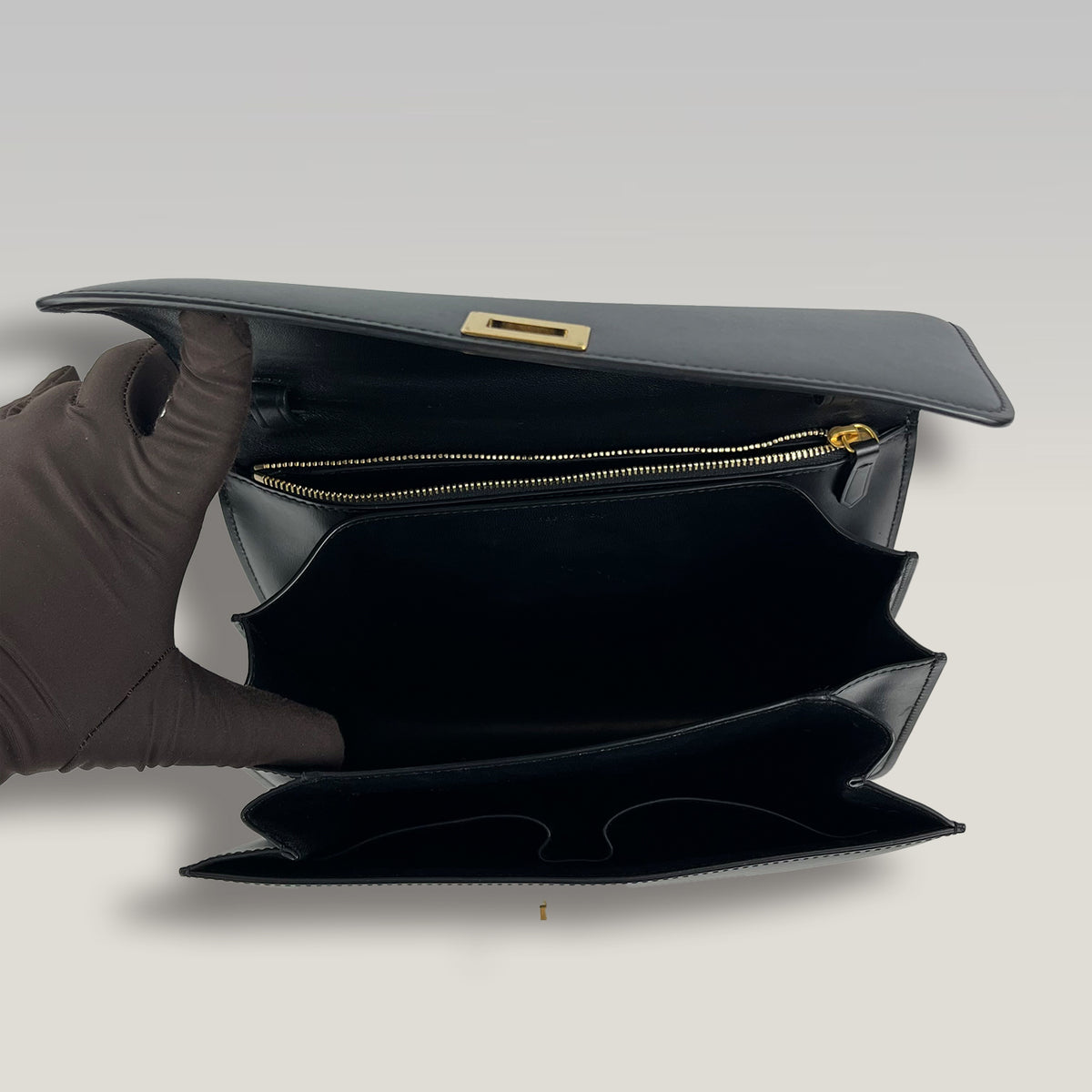 Celine Classic Box Bag Medium Nera in Pelle di Vitello con Chiusura Dorata e Tracolla Regolabile